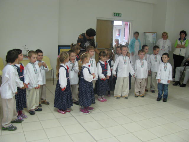 Vystúpenie detí z MŠ pri Kríži a členov krúžkov Domova pri kríži